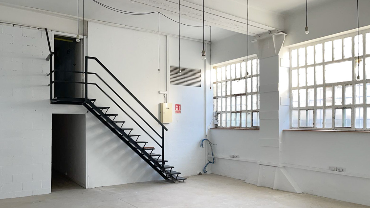 Nave con oficina y altillo con escalera para alquilar