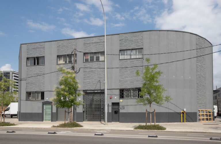 Edificio de oficinas y locales en alquiler en Cornellà, fachada principal de Promotora Puma.
