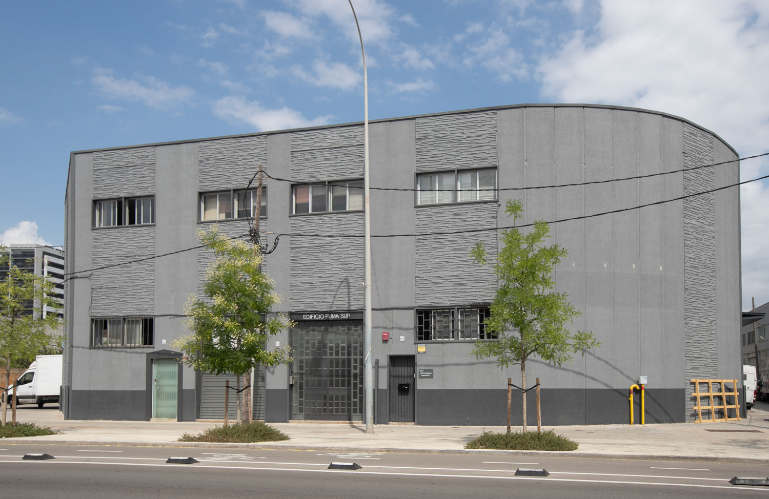 Façana principal de Promotora Puma, des de Carretera Hospitalet