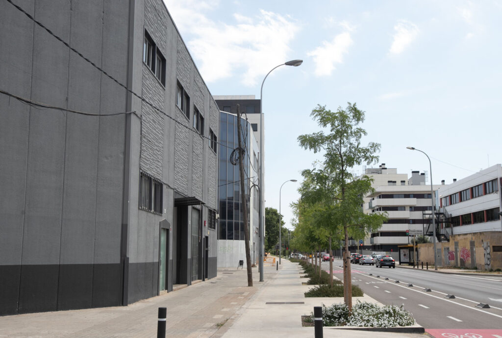 Carretera de l'Hospitalet amb l'edifici de Promotora Puma a l'esquerra.