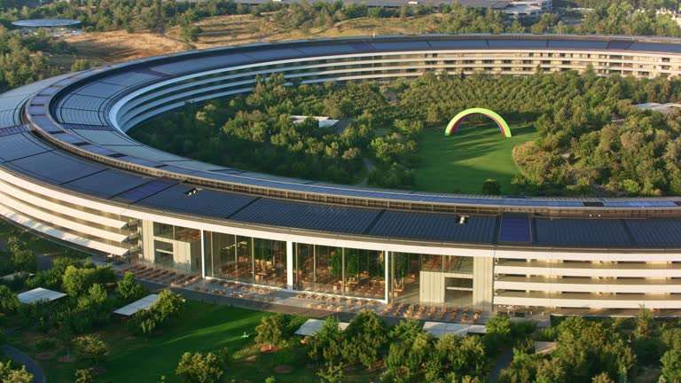 Imagte aèria d'Apple Park, les oficines d'Apple a Cuppertino. L'arquitectura de l'edifici es basa en el disseny biofílic